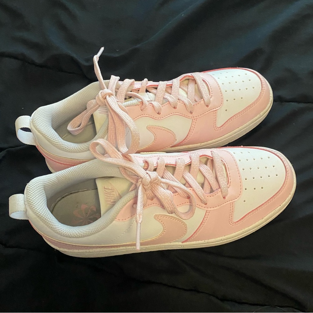 Youth girls Nikes - Picture 3 of 4